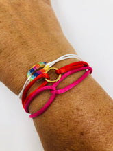 Afbeelding in Gallery-weergave laden, Satijnkoord armband schelp regenboog