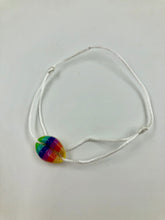 Afbeelding in Gallery-weergave laden, Satijnkoord armband schelp regenboog