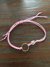 Afbeelding in Gallery-weergave laden, Satijnkoord armbandje met schelp en cirkel