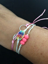 Afbeelding in Gallery-weergave laden, Satijnkoord armbandje met schelp en cirkel