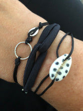 Afbeelding in Gallery-weergave laden, Satijnkoord armbandje zwart met schelp en rondje