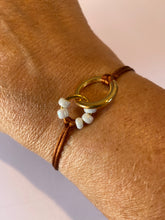 Afbeelding in Gallery-weergave laden, Satijnkoord armbandje camel met ringetjes