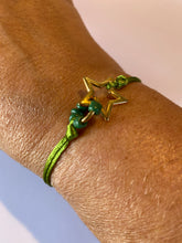 Afbeelding in Gallery-weergave laden, Satijnkoord olijfgroen armbandje ster