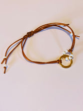 Afbeelding in Gallery-weergave laden, Satijnkoord armbandje camel met ringetjes