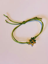Afbeelding in Gallery-weergave laden, Satijnkoord olijfgroen armbandje ster