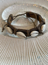 Afbeelding in Gallery-weergave laden, Heren armband bruin imitatie leer met schelp