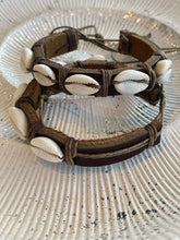 Afbeelding in Gallery-weergave laden, Heren armband bruin imitatie leer met schelp